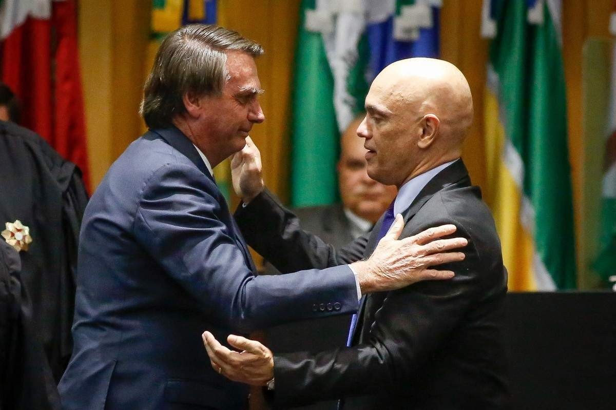 Bolsonaro afirma ser perseguido por Moraes e nega tentativa de golpe no 8/1