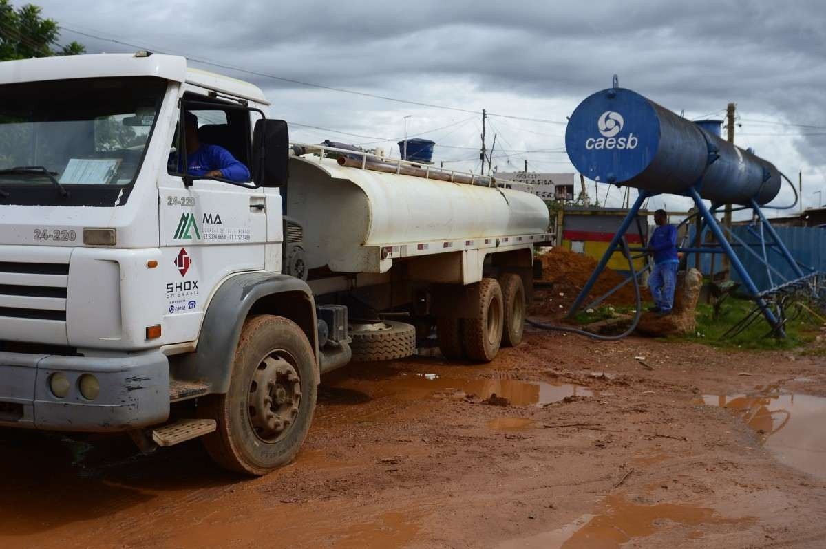 Adutora volta a romper no DF e moradores reclamam de falta de água