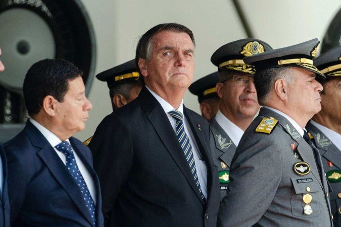 Moraes manda PF ouvir Mourão sobre ligação de Bolsonaro antes de depoimento