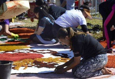 A confecção dos tapetes de Corpus Christi pelos fiéis, na Esplanada dos Ministérios, é tradição na capital   -  (crédito:  Marcelo Ferreira/CB/D.A Press)