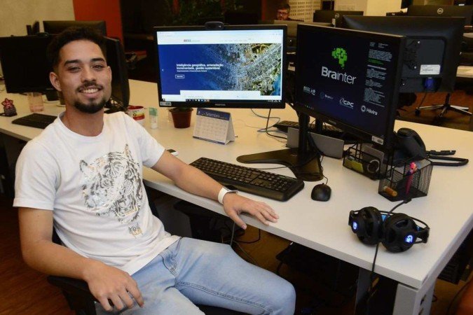 Paulo Henrique, 18, trabalha como jovem aprendiz numa empresa de engenharia e tecnologia e recebeu proposta para ser efetivado - (crédito: Marcelo Ferreira/CB/D.A Press) Paulo Henrique, 18, trabalha como jovem aprendiz numa empresa de engenharia e tecnologia e recebeu proposta para ser efetivado - (crédito: Marcelo Ferreira/CB/D.A Press)