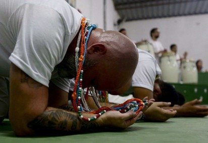 Terreiros celebram, nesta terça-feira (13/5), o Dia dos Pretos-Velhos, entidades da Umbanda que simbolizam sabedoria, paciência e resistência -  (crédito:  AFP)