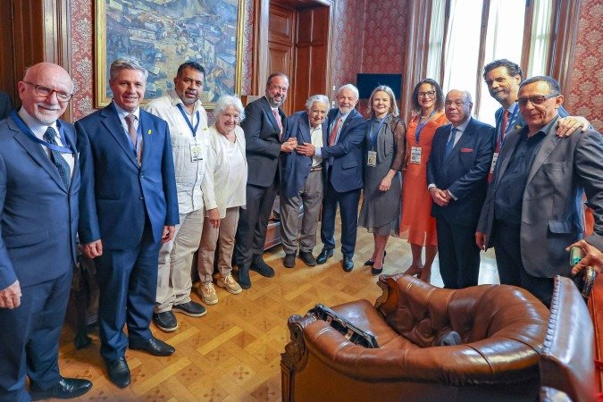 O presidente Lula e ministros brasileiros, incluindo o chanceler Mauro Vieira, visitaram Mujica em viagem ao Uruguai em março deste ano -  (crédito: Ricardo Stuckert/PR)