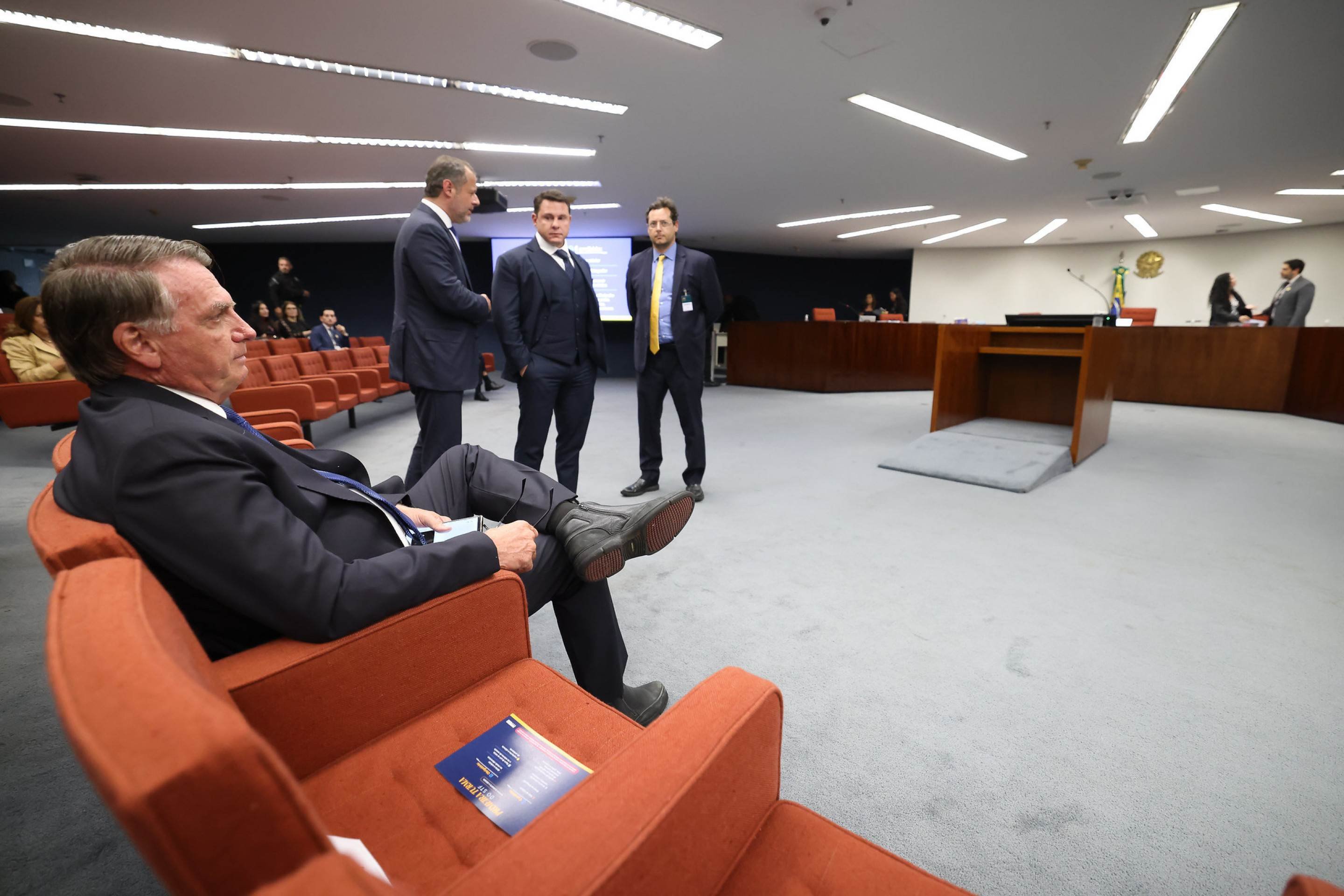 O ex-presidente Jair Bolsonaro (PL) esteve no prédio do Supremo Tribunal Federal (STF), nesta terça-feira (25/3), para acompanhar o primeiro dia do julgamento que decidirá se ele e outros sete investigados serão tornados réus por tentativa de golpe de Estado