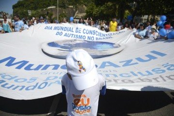 Caminhada do Dia Mundial da Conscientização do Autismo, na zona sul do Rio de Janeiro -  (crédito: Tânia Rêgo/Agência Brasil)