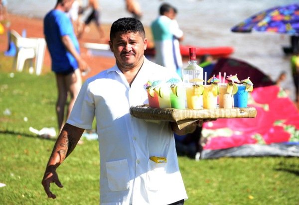 Alessandro Souza fatura cerca de R$ 450 a cada domingo na Prainha: 'Aqui é clima de praia mesmo' - (crédito: Ed Alves CB/DA Press)