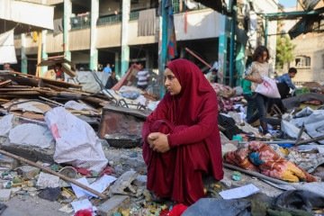 Palestina se senta sobre escombros da escola Fahmi Al-Jarjawi: horror -  (crédito: Omar Al-Qattaa/AFP)