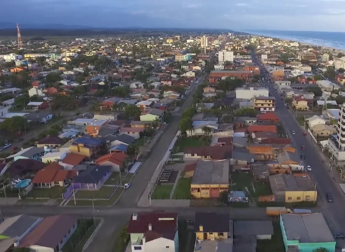 Só no litoral norte do Rio Grande do Sul, sete das 18 cidades possuem essa característica. Arroio do Sal se destaca por ter uma média de 1,7 casa por pessoa.
 -  (crédito: reprodução)