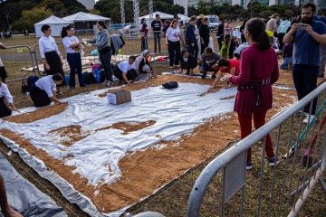 Fiéis se reúnem para confecção de tapetes de Corpus Christi -  (crédito: João Pedro Carvalho/CB)