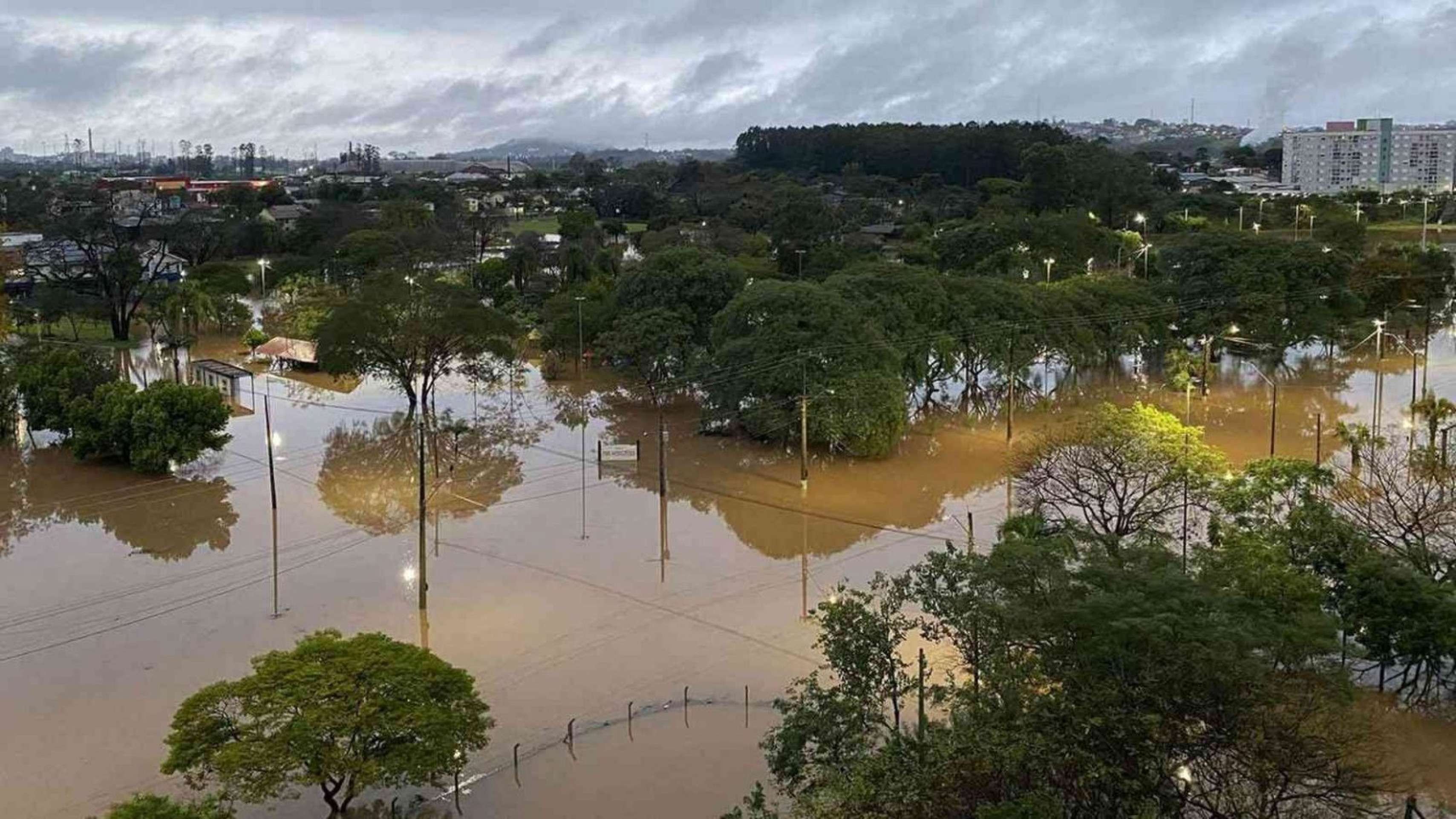 Chuvas no RS causam duas mortes e deixam quase 3 mil pessoas desabrigadas 