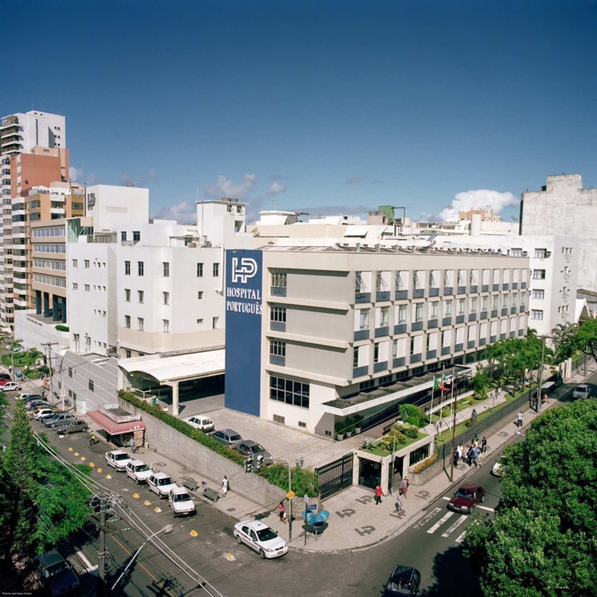 Elevador despenca em hospital particular de Salvador e deixa funcionários feridos
