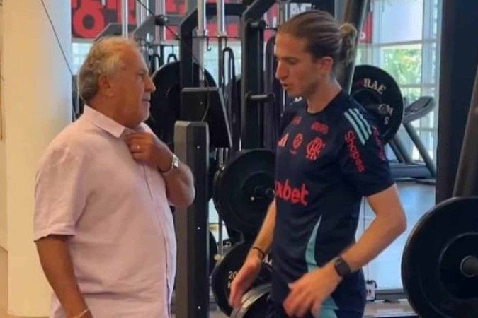 Zico em conversa com o técnico Filipe Luís no Flamengo - (crédito: Foto: Reprodução / FlaTV) Zico em conversa com o técnico Filipe Luís no Flamengo - (crédito: Foto: Reprodução / FlaTV)