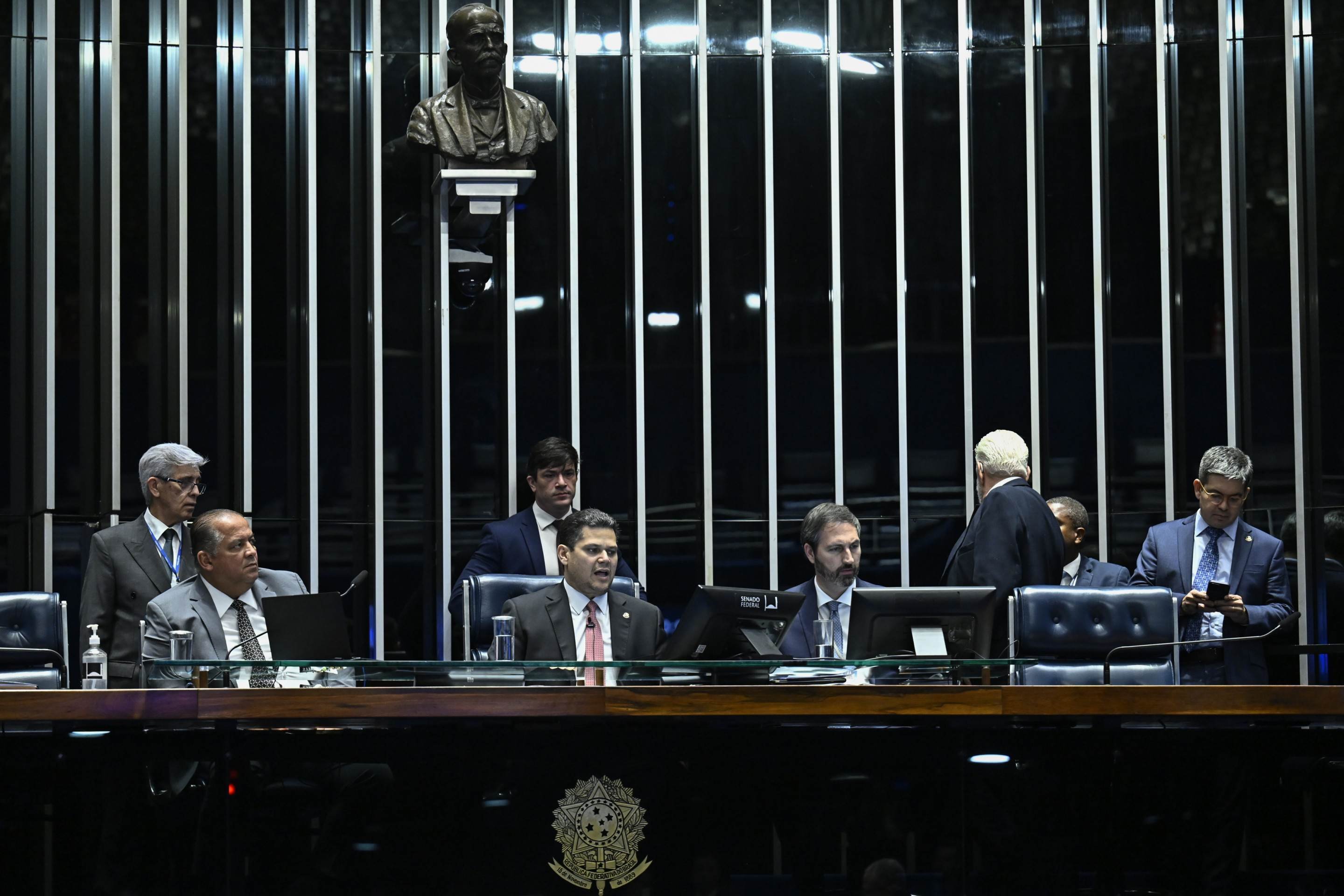 Em votação às pressas, Senado derruba decreto que eleva tarifas de IOF