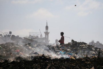 Garoto palestino vasculha lixão no campo de refugiados de Al-Bureij, no centro da Faixa de Gaza: fome disseminada  -  (crédito: Eyad Baba/AFP)