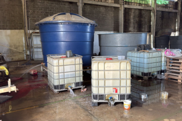 Operação Ronda Agro LXXXVIII, apelidada Pagode Russo, flagrou produção clandestina de bebidas em galpão do município de Paulista, em Recife -  (crédito: Divulgação/Ministério da Agricultura e Pecuária)